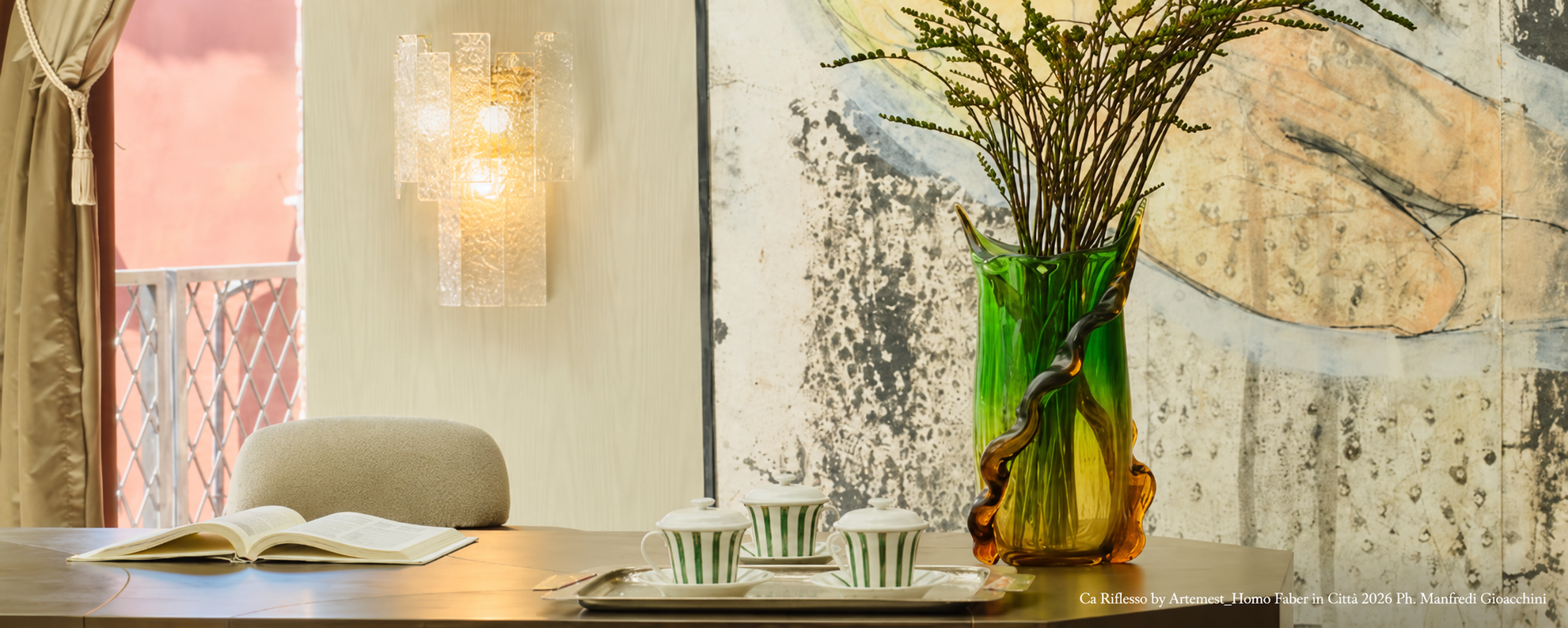 Ca-Riflesso-by-Artemest_Homo-Faber-in-Citta-2026-_Ph.-Manfredi-Gioacchini-simoeng-strip-listelli-hammered-murano-glass-sconces